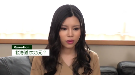 室内 · 坐姿 · 沙发 · 自然 · 长发 · 头部 · 访谈 · 棕色长袖