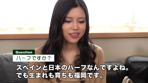 室内 · 座り姿勢 · 单人 · 面部 · 字幕 · 微笑 · 访谈 · 茶色のトップス