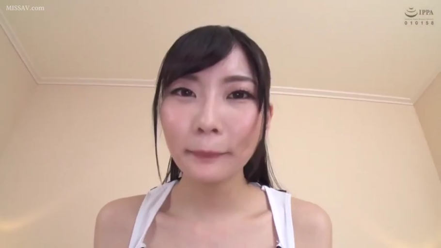 室内 · 脸部特写 · 平静 · 注视镜头 · 白色吊带 · 正面 · 黑发