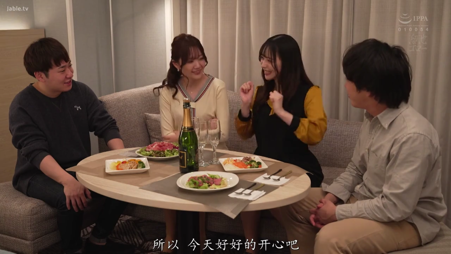 室内 · 坐姿 · 全景 · 微笑 · 休闲装 · 酒瓶 · 多人 · 聚餐