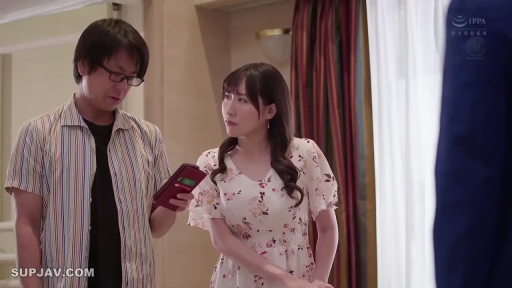 室内 · 交谈 · 严肃 · 中景 · 站姿 · 剧情 · 手机 · 碎花连衣裙