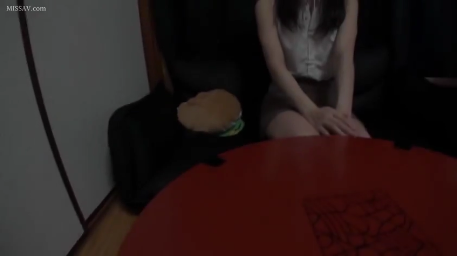 室内 · 坐姿 · 短裙 · 静坐 · 水印 · 不可见 · 圆桌