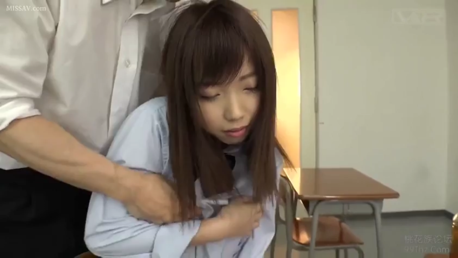 坐姿 · 中景 · 沙发 · 微笑 · 客厅 · 居家 · 休息 · 粉色羽绒服