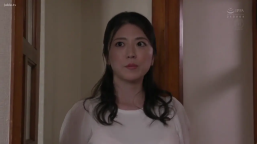 脸部 · 站立 · 平静 · 白色上衣 · 观察 · 剧情 · 门口