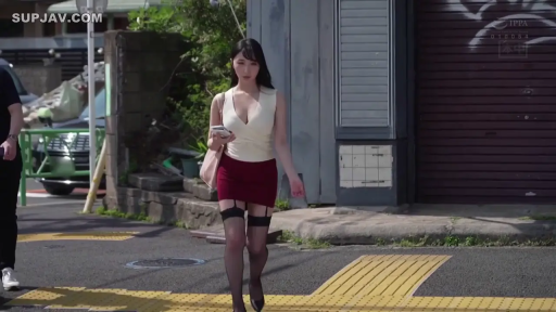 全身 · 白色V领背心 · 街道 · 行走