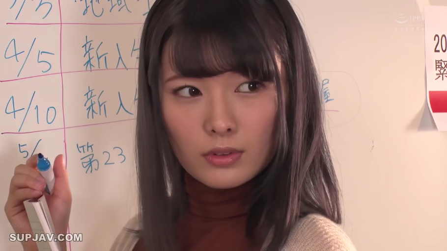 室内 · 集中 · 顔部のクローズアップ · 站姿 · 职场女性 · 高领毛衣 · 持物 · 记号笔