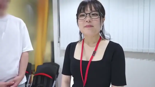 室内 · 黑色方领衫 · 站立 · 微笑 · 自然 · 近景 · 工牌