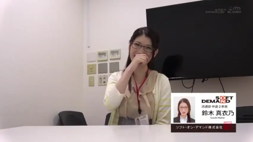 坐姿 · 米色开衫 · 办公室 · 微笑 · 电视 · 谈话 · 半身像 · 面试场景