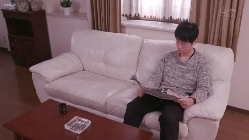 坐姿 · 全景 · 平静 · 客厅 · 家庭场景 · 报纸 · 居家毛衣 · 阅读报纸