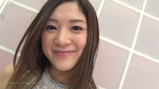 浴室 · 微笑 · 面部特写 · 温柔 · 正对镜头 · 近距离拍摄 · 灰色花纹上衣