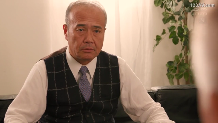 坐姿 · 交谈 · 严肃 · 盆栽 · 客厅 · 半身 · 中老年男性 · 衬衫领带背心