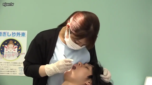 俯身 · 护士服 · 专注 · 角色扮演 · 嘴部特写 · 牙科诊所 · 检查口腔 · 牙科工具