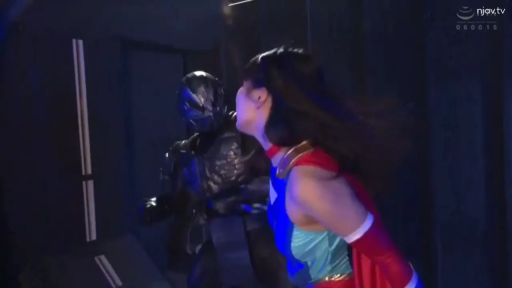 室内 · 中景 · 站姿 · 惊恐 · 披风 · 战队服 · 特摄 · 搏斗