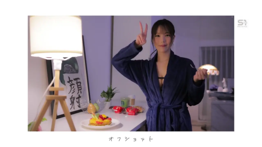 比V手势 · 中景 · 持叉 · 微笑 · 水果挞 · 厨房 · 浴袍 · 居家休闲