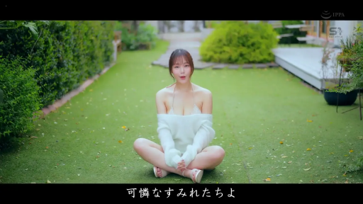 字幕 · 擺拍 · 微笑 · 户外 · 盘腿坐 · 露肩毛衣 · 草坪