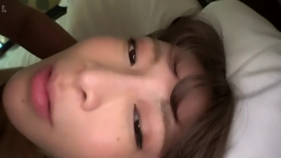 脸部特写 · 卧室 · 迷离 · 枕头 · 裸体 · 凝视 · 昏暗 · 侧卧