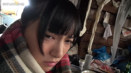 座り姿勢 · 真剣 · 顔 · 凝視 · 雑物 · 少女 · マフラー · 雑然とした室内