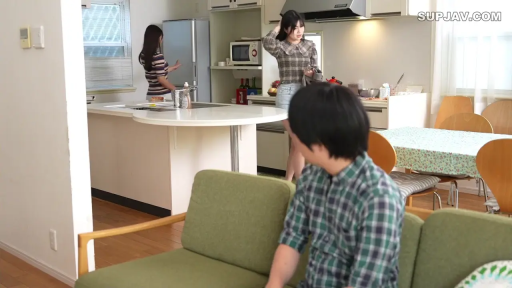 短裙 · 站立 · 全景 · 室内厨房