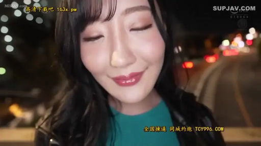 Face · Standing Posture · Smile · Facing the camera · Casual wear · Outdoor · 背景灯光 · 大头特写