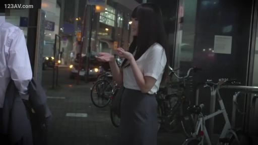 站立 · 中景 · 微笑 · ビジネススーツ · 街道 · 屋外 · 自行车 · 攀谈