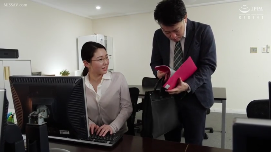 坐姿 · 办公室 · 中景 · 职业微笑 · 公文包 · 职场套装 · OL剧情 · 交流工作