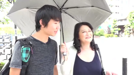 站立 · 自然 · 休閒裝 · 搭訕 · 熟女 · 雨傘 · 街头