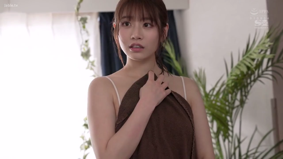 室内 · 站立 · 上半身 · 吊带