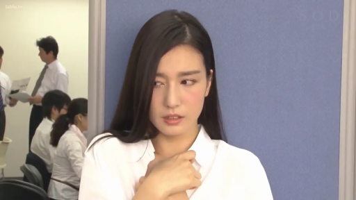 顔 · 办公室 · 站立 · 中景 · 白衬衫 · 遮掩 · 緊張 · 办公隔断