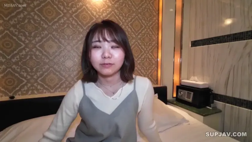 递物 · 严肃 · 全身 · 办公室 · 站立 · 西服 · 剧情 · 手提袋