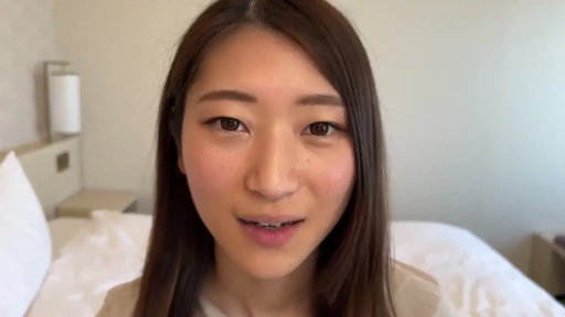 交谈 · 微笑 · 面部特写 · 酒店 · 居家服 · 正面坐姿