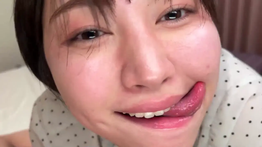 室内 · 俯身 · 面部特写 · 短发 · 吐舌 · 俏皮 · 波点衬衫