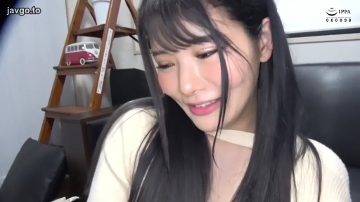 室内 · 低头 · 羞涩 · 微笑 · 面部特写 · 长发 · 木架 · 露肩装