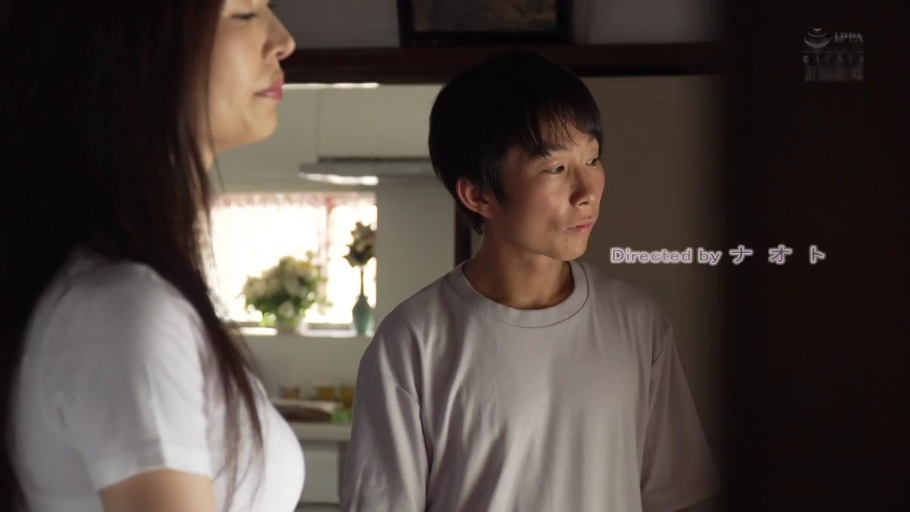 Indoor · 专注 · Stand · Medium shot · Casual wear · Eye contact · Movie Screenshot