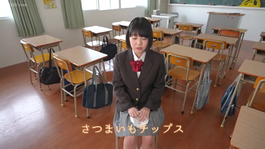 坐姿 · 校服 · 教室 · 中景