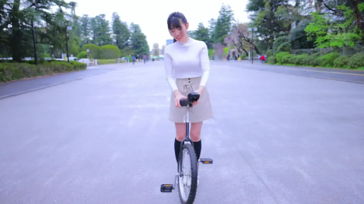 甜美 · 站立 · 半身特写 · 行走 · 公园 · 浅色长裤 · 清纯题材