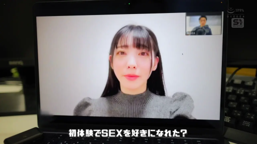 室内 · 脸部特写 · 平静 · 电脑 · 正坐 · 访谈 · 灰色毛衣 · 视频通话