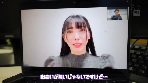 室内 · 座り姿勢 · 面部 · 平静 · パソコン · 网页界面 · グレーセーター · 视频通话