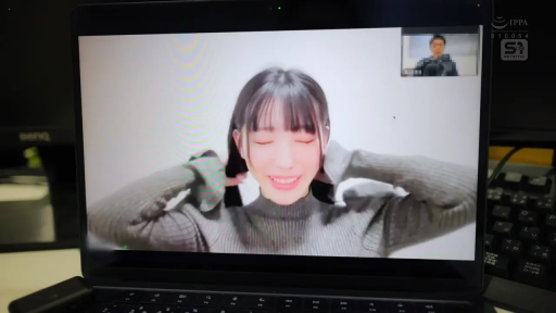 坐姿 · 笔记本电脑 · 房间 · 灰色高领毛衣 · 长发 · 头部特写 · 闭眼微笑 · 视频通话