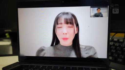 坐姿 · 面部 · 闭眼 · 笔记本电脑 · 灰色毛衣 · 电脑屏幕 · 画中画 · 视频通话