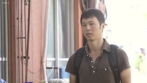 足部特写 · 垃圾桶 · 黑色高跟凉鞋 · 静止 · 足控视角 · 背向站立 · 户外空地