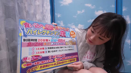 室内 · 专注 · 蹲姿 · 中景 · 看板 · 卫衣 · 手持看板