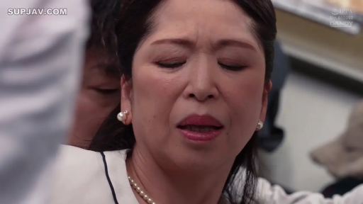 面部 · 站立 · 熟女 · 白色外套 · 電車 · 珍珠项链 · 猥亵行为 · 闭眼忍耐