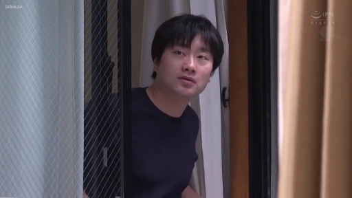 室内 · 半身特写 · 凝視 · 黑色T恤 · 男性角色 · のれん · 探头姿势 · 偷窥行为