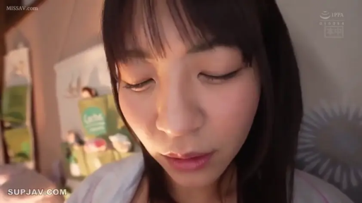 室内 · 顔 · 頭を下げる · 平静 · 凝視 · 水印 · 白色睡衣 · 墙饰