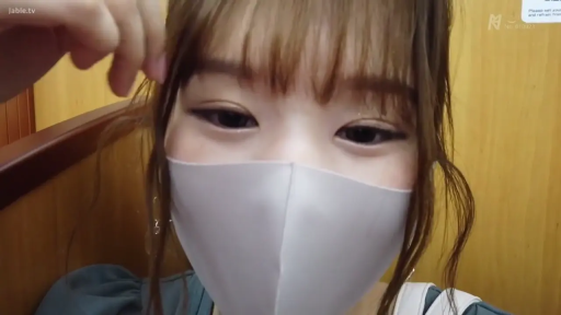 室内 · 坐姿 · 脸部特写 · 自然 · 凝视 · 口罩 · 蓝色上衣