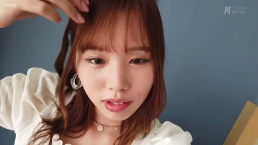 室內 · 坐姿 · 自然 · 项链 · 面部特寫 · 人像 · 白色泡泡袖上衣 · 理头发