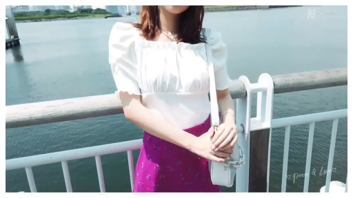 站立 · 中景 · 自然 · 水边 · 生活化 · 白色泡泡袖上衣 · 白色挎包 · 整理背包