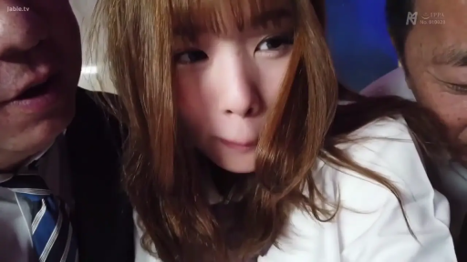 室内 · 脸部特写 · 白衬衫 · 多人 · 紧张 · 近距离接触 · 夹击