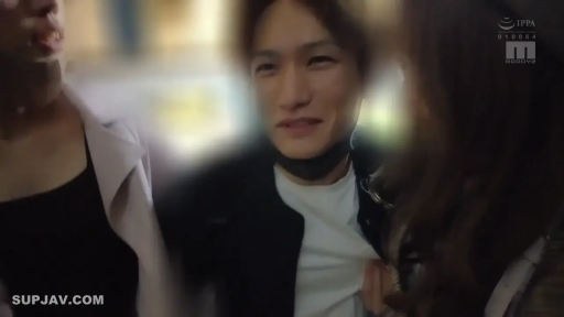 会話 · 站立 · 微笑 · 顔のクローズアップ · カジュアルウェア · 街道 · 口罩 · 街头采访