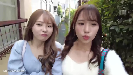 半身特写 · ショルダーバッグ · 並んで立つ · 室外小巷 · 街拍风格 · 休闲私服 · 卖萌嘟嘴 · 自拍步行